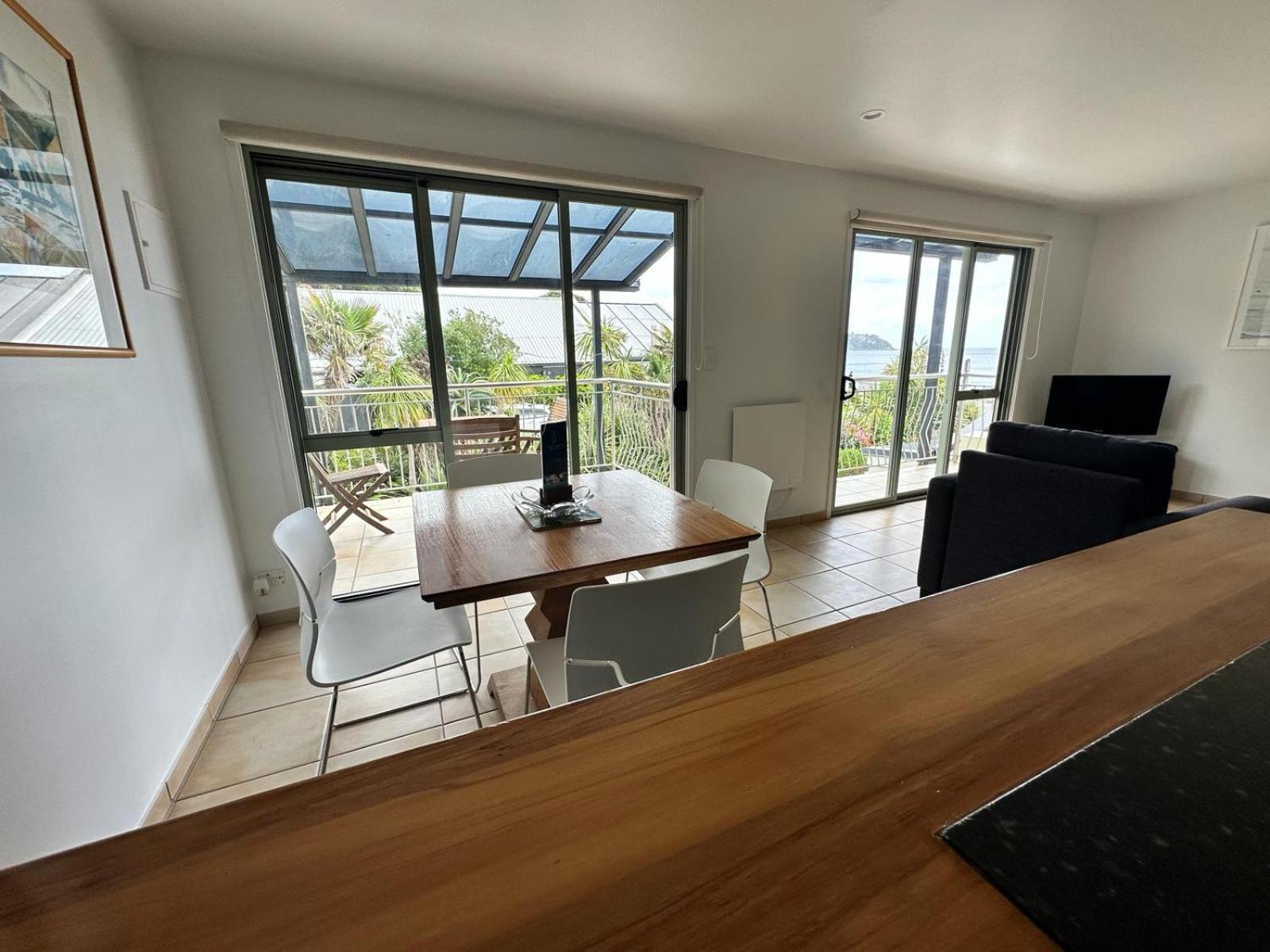 Waiheke Island - Onetangi Beachfront Apartments מראה חיצוני תמונה
